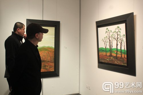 “作为画家的王中军——王中军个展”开幕现场：著名导演冯小刚观看展览