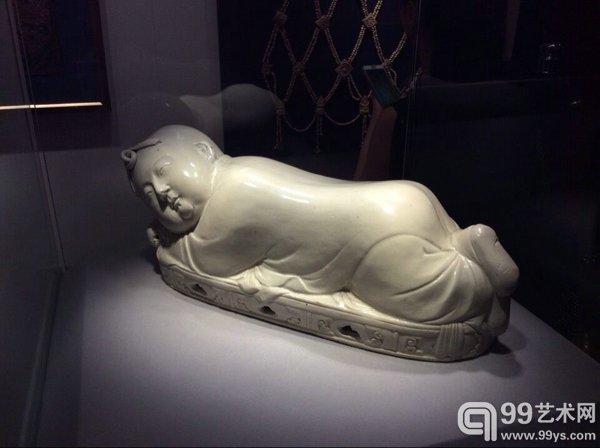 宋代定窑婴儿枕 估价：10.000.000-20.000.000港元