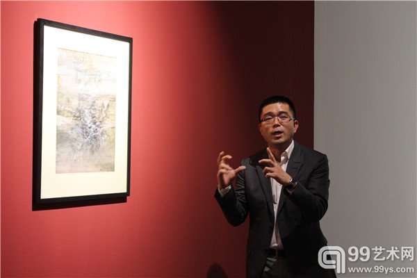 活动现场蜂巢当代艺术中心负责人夏季风在讲解作品