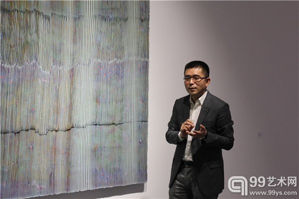 活动现场蜂巢当代艺术中心负责人夏季风在讲解作品