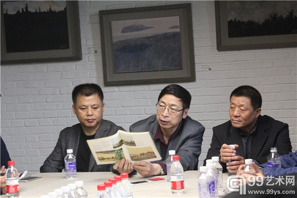 活动现场中国美术家协会水彩画艺术委员会秘书长陈坚（右），策展人殷双喜（中）、5艺术中心负责人吴彬（左）