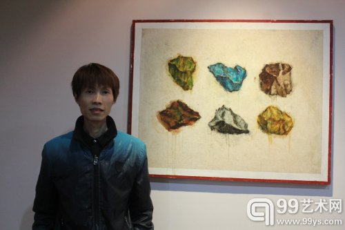 艺术家兰坪在作品前