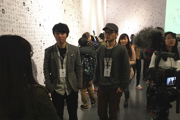 灵泛工作室两位90后创始人正在接受媒体采访（左：苏贝壳，右：汪俊杰）