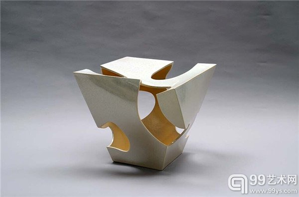 清水六兵卫《輝白陶姿》35.6X36.5X31.6cm，2012年，