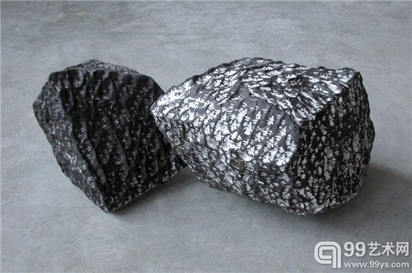 考夫曼《石块3件》，2006年，黑陶，无固定尺寸