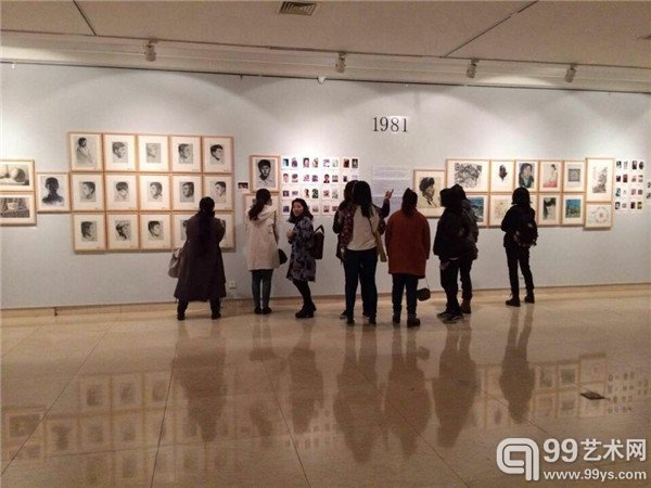 学生们在观看方力钧文献展