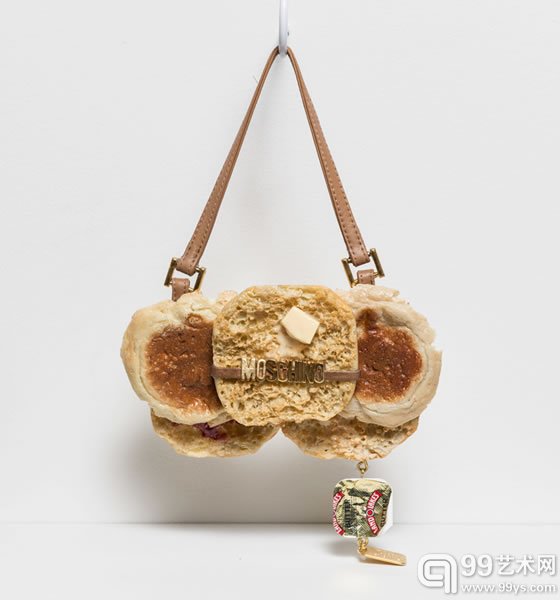 莫斯奇诺（moschino）英式松饼，2015，6″ × 4″/油漆，聚氨酯，金属和毛皮