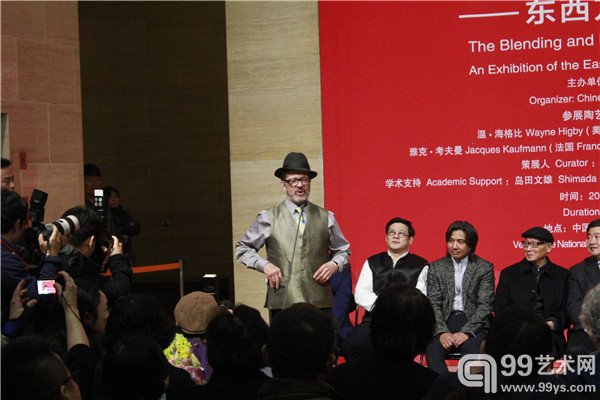 开幕式现场美国阿佛雷德大学的教授,原国际陶艺副主席温·海格比致辞