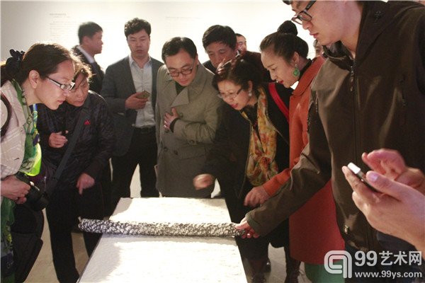 活动现场观众在近距离观看作品