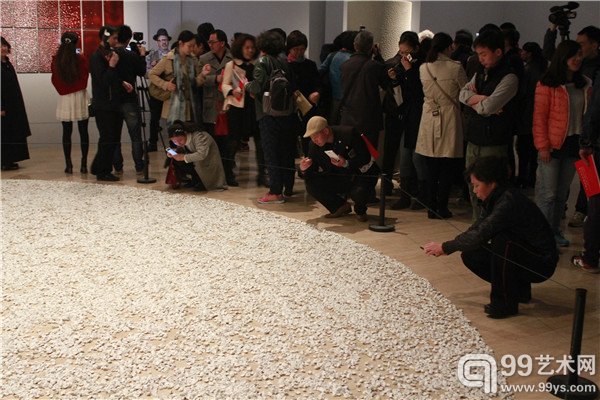 活动现场观众在作品前拍照