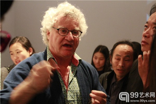 活动现场陶艺家瑞士沃韦应用艺术学院陶艺系主任,教授,国际陶艺协会主席雅克·考夫曼(法国籍)在向观众介绍作品