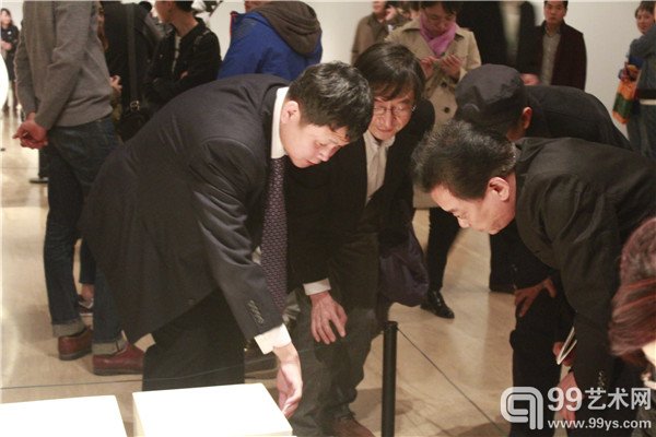 活动现场日本京都大学造型系教授,清水六兵卫八代(中)在介绍作品