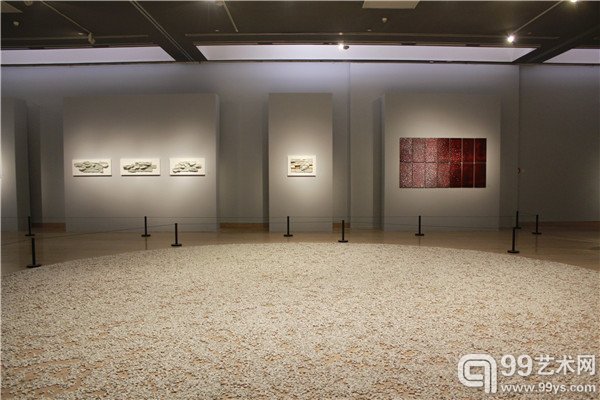 墙中展示的为美国阿佛雷德大学的教授,原国际陶艺副主席温·海格比作品