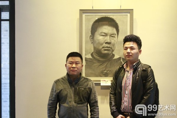 艺术家刘斌（左）与观众
