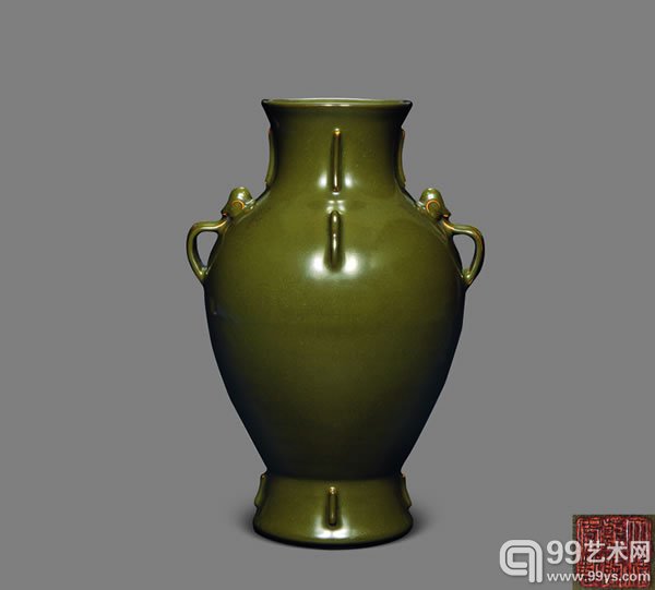 清乾隆 茶叶末釉如意耳出戟橄榄瓶