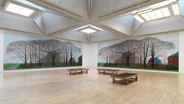 霍克尼2007年描绘英国风光的作品《水边的大树》在伦敦泰特现代美术馆展览现场，来源：tate.org.uk