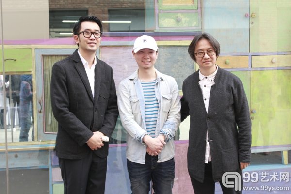 两位发起人与艺术家王礼军合影