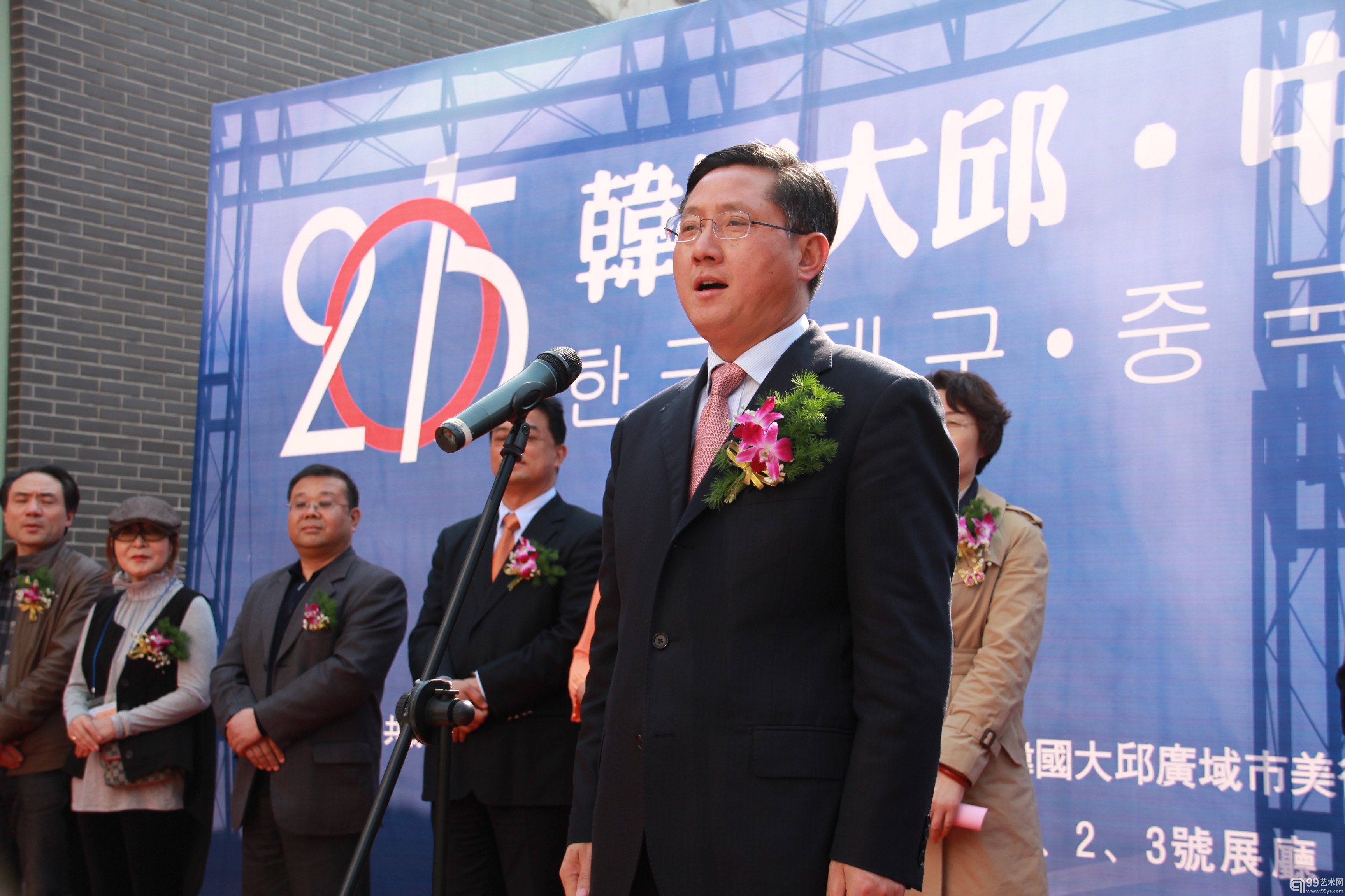 徐州市宣传部长冯其谱宣布展览开幕