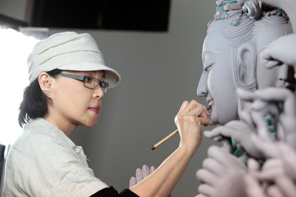 世界最大琉璃佛像首次亮相“杨惠姗今生大愿20周年纪念展”在沪登场 - 99在现场