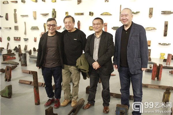 活动现场艺术家与好友合影