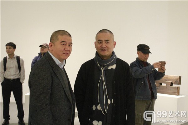 策展人冀少峰（左）与艺术家曾梵志