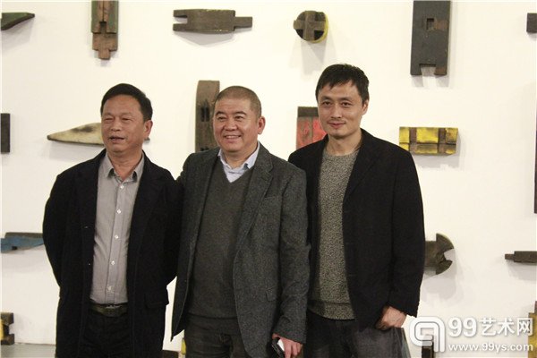 策展人冀少峰（中）与好友合影