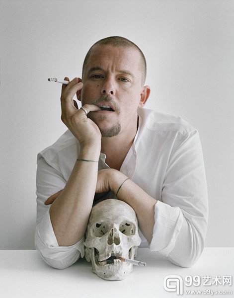 时代映像：1960年以来的英国摄影 l 提姆•沃尔克, Alexander McQueen with skull and cigarettes, 2009