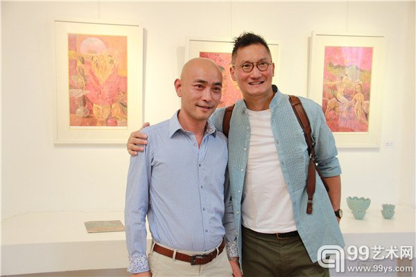 艺术家李晓峰（左）与好友合影