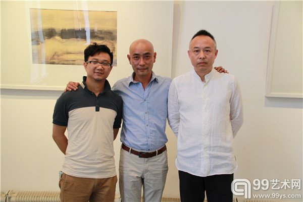 艺术家李晓峰（中）与翰墨画廊负责人张铁军（右）合影