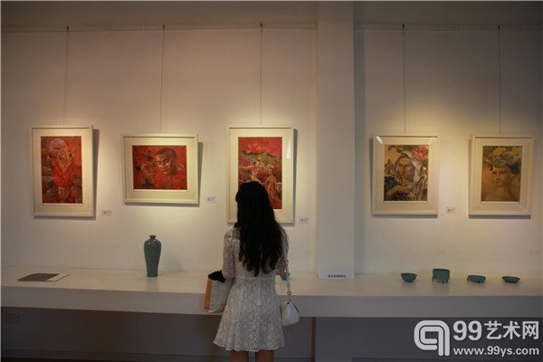 活动现场观众在观看作品