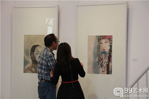 活动现场观众在观看作品