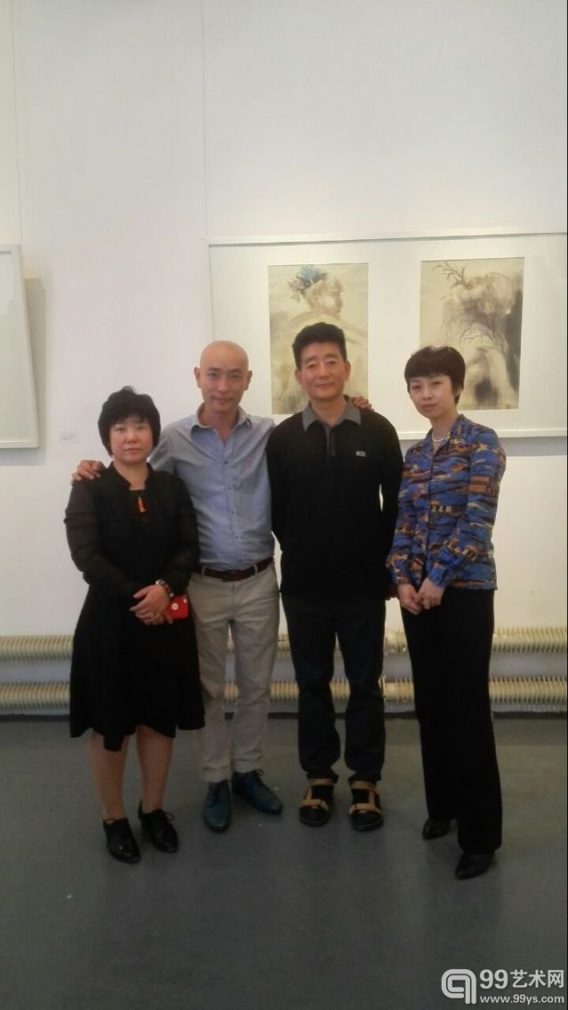 艺术家李晓峰与好友合影