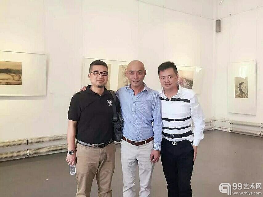 艺术家李晓峰与好友合影