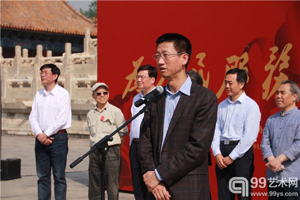 开幕式现场北京市总工会主席梁伟致辞