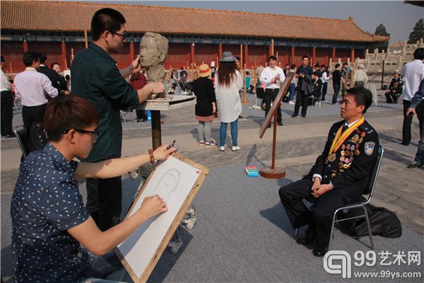 现场师生在为劳模造像