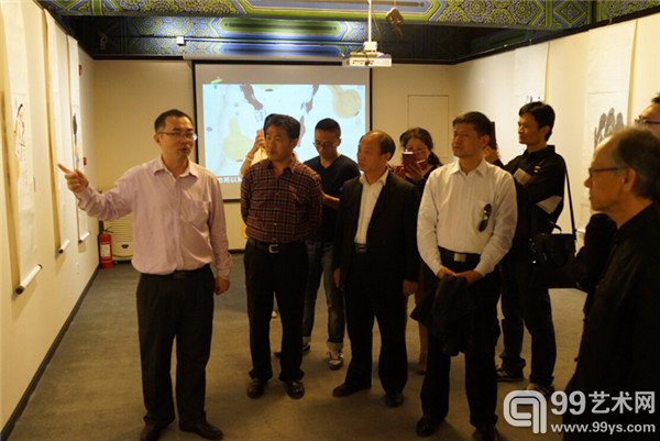 5-朱万章给嘉宾讲解作品