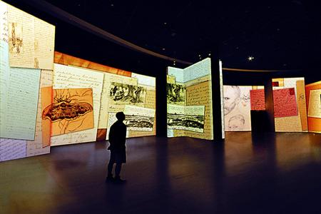 　感映艺术大展将咖啡馆从画布上“搬”了下来。
