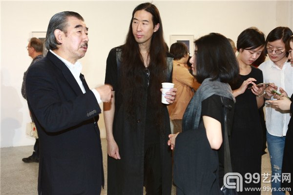 活动现场田畑幸人（左）在与观众交流