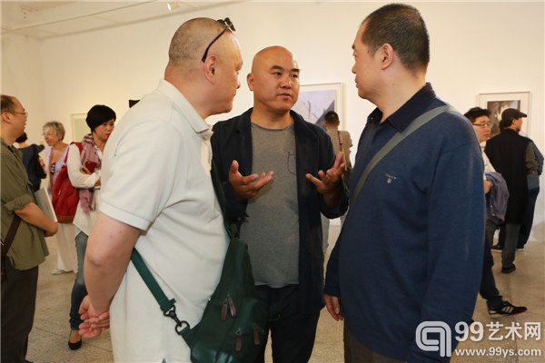 活动现场艺术家艾安（中）在与观众交流