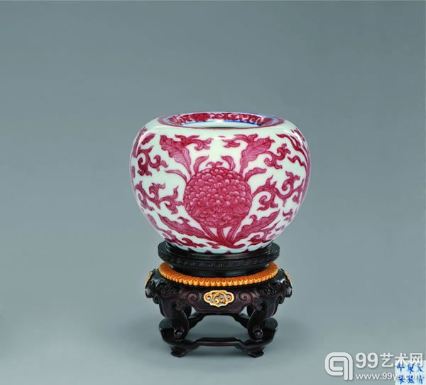 清康熙 釉里红团花苹果尊 9.5 cm. diam.