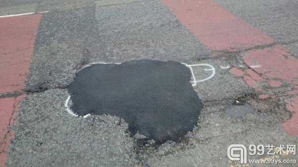 英涂鸦艺术家坑洼道路巧画男性生殖器引关注