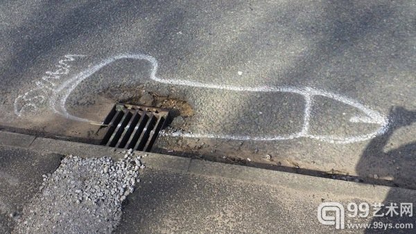 英涂鸦艺术家坑洼道路巧画男性生殖器引关注