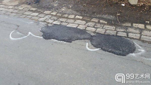 英涂鸦艺术家坑洼道路巧画男性生殖器引关注