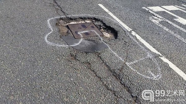 英涂鸦艺术家坑洼道路巧画男性生殖器引关注