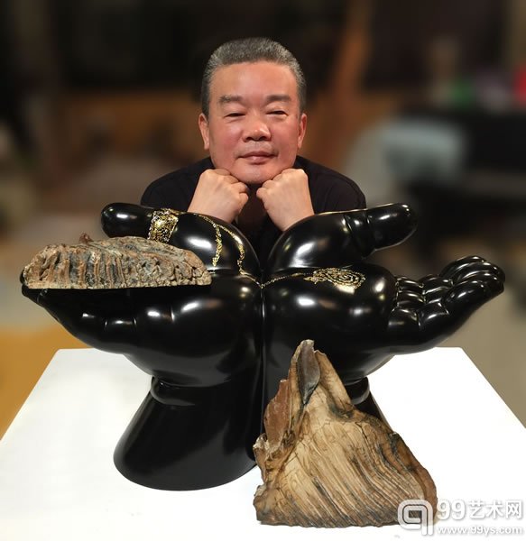 李善单“掌握干坤”系列雕塑