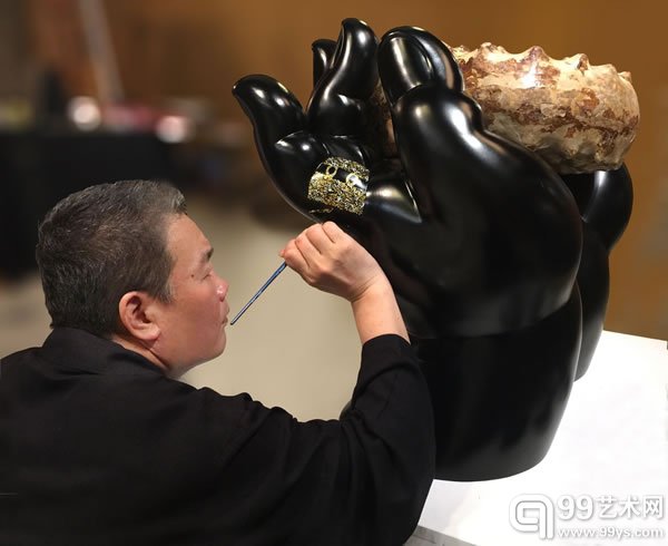 李善单“掌握干坤”系列雕塑