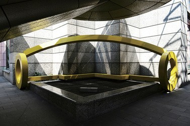 图片作者：钟媚 图片说明:建筑转角处的装置