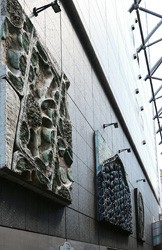 图片作者：钟媚 图片说明:商店外墙上的壁雕装置