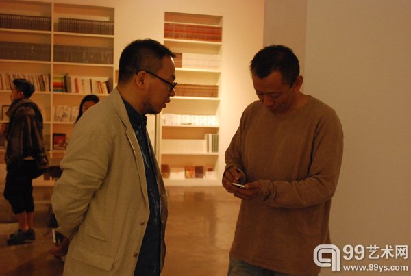 左;学术主持夏可君,右：艺术家尹齐