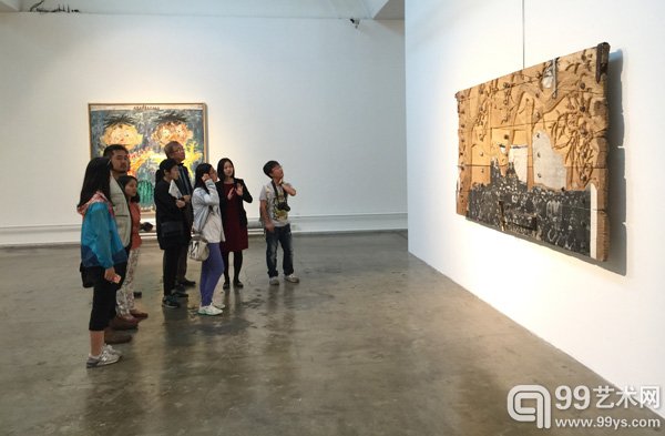 策展人孙艺玮做现场导览